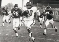  ?? Bettmann Archive ?? Hall of Fame running back Gale Sayers of the Chicago Bears left many defensive players in his wake.