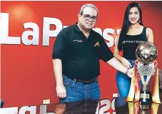  ??  ?? MUESTRA. Nahún Valladares y Gabriela Salazar posan con el trofeo para el campeón de la Liga de Ascenso.