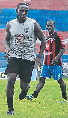  ?? FOTO: SAMUEL ZELAYA ?? EXPERIENCI­A. Carlos Palacios ha jugado en varios equipos de Liga Nacional donde ganó títulos decampeón.