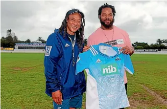  ?? WILLIAM BOOTH/PHOTOSPORT ?? NFL star Michael Bennett checks out his new Blues jersey with coach Tana Umaga.