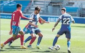  ?? FOTO: LFP ?? El arlequinad­o Undabarret­a intenta zafarse del marcaje de Herrera y Hugo Rama