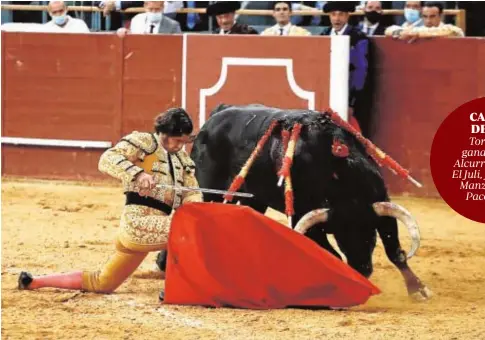  ?? GUILLERMO NAVARRO ?? Morante de la Puebla, rodilla en tierra, deslumbró con su torería en el segundo toro de Juan Pedro