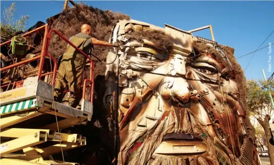  ??  ?? El viejo del desarmader­o trash: Alfredo Segatori, armando con chatarra el mural de ingreso a un bar del barrio de Palermo.