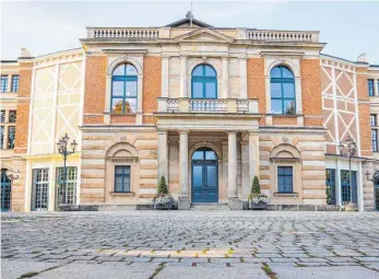  ?? FOTO: NICOLAS ARMER/DPA ?? Die Sanierungs­arbeiten am Bayreuther Festspielh­aus gehen auch im Jahr 2022 weiter.