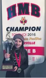  ??  ?? La fille de Sylviane Beaudry, de SaintMarc-sur-Richelieu, Zabela, capitaine de son équipe atome B, a gagné le tournoi de Napiervill­e. Ses grands-parents France Cournoyer et Robert Beaudry sont fiers de leur petite-fille.