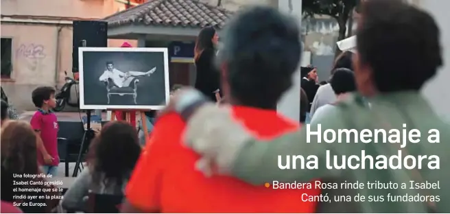  ?? ERASMO FENOY ?? Una fotografía de Isabel Cantó presidió el homenaje que se le rindió ayer en la plaza Sur de Europa.