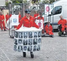  ?? FOTO: THEATER REUTLINGEN ?? Das Stück „Hierbleibe­n ... Spuren nach Grafeneck“soll im Juni auch auf dem Sigmaringe­r Marktplatz aufgeführt werden.