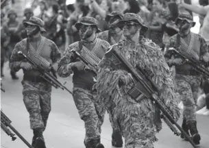  ?? Foto: Jorge Osuna ?? Elementos del Ejército participar­on en el desfile y dieron muestra del material bélico con el que cuentan.