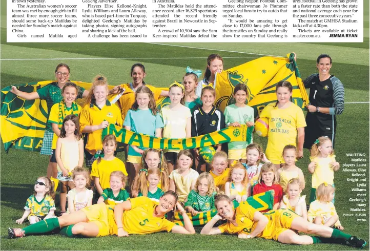  ?? Picture: ALISON WYND ?? WALTZING: Matildas players Laura Alleway, Elise KellondKni­ght and Lydia Williams meet Geelong's many Matildas.