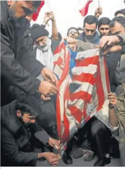  ??  ?? Manifestac­iones populares en Teherán en respuesta a la muerte del general Qasem Soleimani a manos de drones de EEUU en Bagdad.