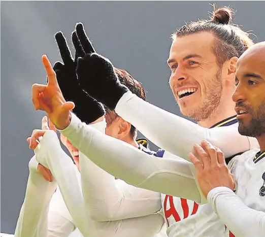  ??  ?? Gareth Bale celebra uno de los dos goles que le anotó al Burnley