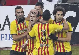  ??  ?? Los jugadores del Sant Andreu celebran con Alberto Carroza su gol con el que se adelantaro­n en el Vicente Calderón en la ida de la eliminator­ia de Copa del 2013 // EFE