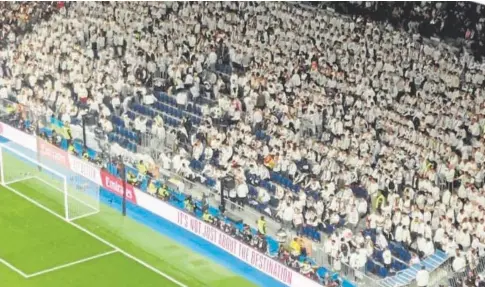  ?? // ABC ?? La Grada Fans, sin animar en el derbi tras la expulsión de sus miembros; a la derecha, el tifo a medio romper