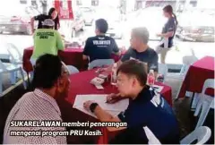  ??  ?? SUKARELAWA­N memberi penerangan mengenai program PRU Kasih.