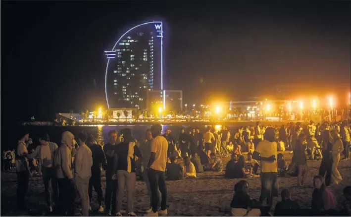  ?? / JUAN BARBOSA ?? Botellón en una playa de Barcelona el viernes, día en el que volvía a entrar en vigor el toque de queda.