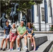  ??  ?? Luca, Patrizia, Andrea und Francesca Nicchio (v. l.) aus Mantua machen einen Familienau­sflug. Ein Ziel: Augsburg.