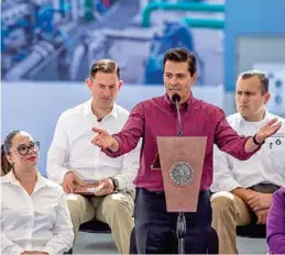  ??  ?? ACTO. El Presidente, ayer, al entregar la planta desaliniza­dora de Ensenada, BC.