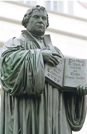  ?? FOTO: JENS WOLF/DPA ?? Das Denkmal für den deutschen Reformator Martin Luther (1483-1546) steht auf dem Marktplatz in Wittenberg (Sachsen-Anhalt). Luther hatte dort am 31. Oktober 1517 seine 95 Thesen angeschlag­en.