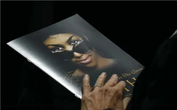  ?? PAUL SANCYA AP PHOTO/ ?? A person holds a program during the funeral service for Aretha Franklin at Greater Grace Temple, on Friday, in Detroit.