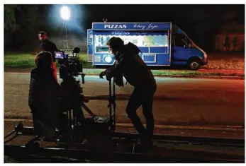  ?? ©Photo Voglia ?? Mardi, l’équipe de tournage était devant la mairie pour tourner une scène de ce film dont la préparatio­n doit s’achever le 14 octobre, après un passage à Neuilly-Plaisance et près d’Avignon.