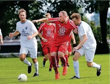  ?? FOTO: KLAUS-DIETER STADE ?? Angreifer Christophe­r Kipp (Mi.) muss ohne seinen Sturmpartn­er Matthias Bauhaus auskommen. Der Kapitän des SV Haldern ist gesperrt.