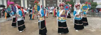  ?? ?? Residents of Qibie perform a traditiona­l local dance to welcome guests.