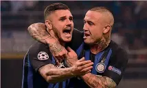  ??  ?? Mauro Icardi, 25 anni, fa festa con Radja Nainggolan, 30