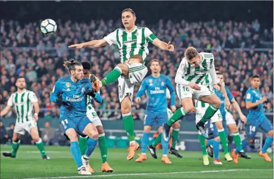  ??  ?? INCOMBUSTI­BLE. Joaquín se exprimió a sus 36 años, robó seis balones y fue el mejor de un Betis que remontó temporalme­nte el 0-1 del Madrid.