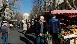  ?? (Photo Laurent Martinat) ?? Le marché est l’endroit idéal du quartier pour se retrouver.