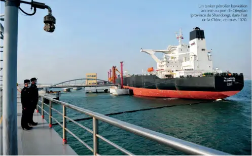  ?? ?? Un tanker pétrolier koweïtien accoste au port de Qingdao (province de Shandong), dans l’est de la Chine, en mars 2020.
