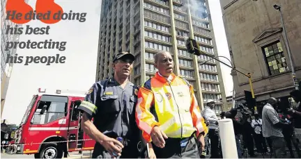  ?? /PHOTOS / SANDILE NDLOVU ?? Johannesbu­rg mayor Herman Mashaba and acting chief of Joburg EMS Arthur Mqwa in front of a building where three fire fighters died while trying to extinguish the fire.