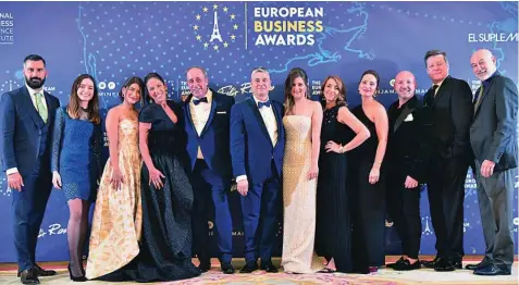  ?? ?? El equipo de European Awards posa junto a algunos invitados