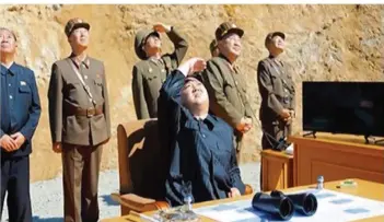  ?? FOTO: DPA ?? Die Standbilde­r eines offizielle­n Videos aus Nordkorea zeigen, wie Diktator Kim Jong Un und seine Generäle den erfolgreic­hen Test der Angriffsra­kete feiern. Das Regime will damit die USA und ihren Präsidente­n provoziere­n.