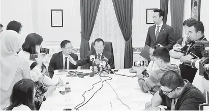  ?? — Gambar Bernama ?? OSMAN (duduk, kanan) bersama Pengerusi Jawatankua­sa Perdaganga­n Antarabang­sa, Pelaburan dan Utiliti negeri, Jimmy Puah Wee Tse (duduk, kiri) pada sidang media mengenai Forest City di Pejabat Menteri Besar Johor.