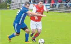  ?? FOTO: CHRISTIAN METZ ?? Florian Locher (rechts, gegen Heimenkirc­hs Stefan Hutterer) vom TSV Eschach ist wieder fit.