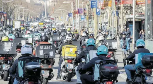  ?? Jordi Cotrina ?? Caravana de ‘riders’ por el paseo de Gràcia de Barcelona el pasado 4 de febrero.