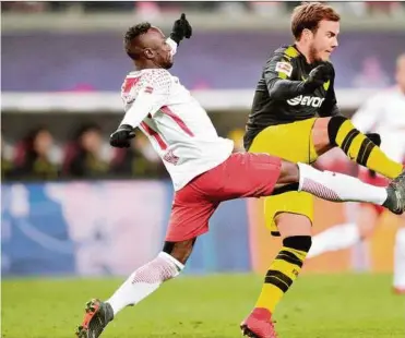  ??  ?? Leipzigs Naby Keita (links) im Duell mit Dortmunds Mario Götze
APA