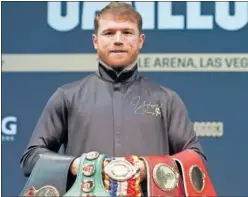  ?? ?? Canelo Álvarez posa con sus cinturones de campeón del mundo.