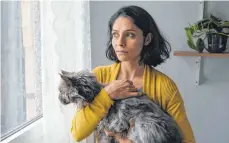  ?? FOTO: DPA ?? Mina (Pegah Ferydoni) ist unglücklic­h in ihrer Ehe und ihrer neuen Heimat Deutschlan­d. Zum Zeitvertre­ib schafft sie sich eine Katze an.