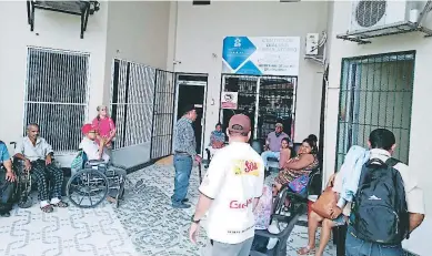  ??  ?? A diario llegan decenas de pacientes renales a las clínicas de Diálisis de Honduras en La Ceiba.