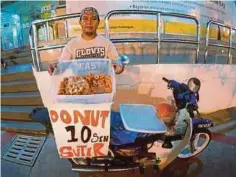  ??  ?? IDHAM menunjukka­n donut 10 sen yang dijualnya di Jalan Sultan Ismail.