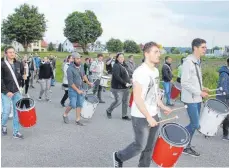  ?? FOTO: GERHARD RUNDEL ?? Die Musikanten der fünf Fanfarenzü­ge probten auf einem Parkplatz in Oberessend­orf.