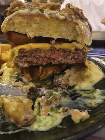  ?? ?? Vild servering: ”Stuck on you” burger – med sovs og mayo. Foto: Bettina Buhl