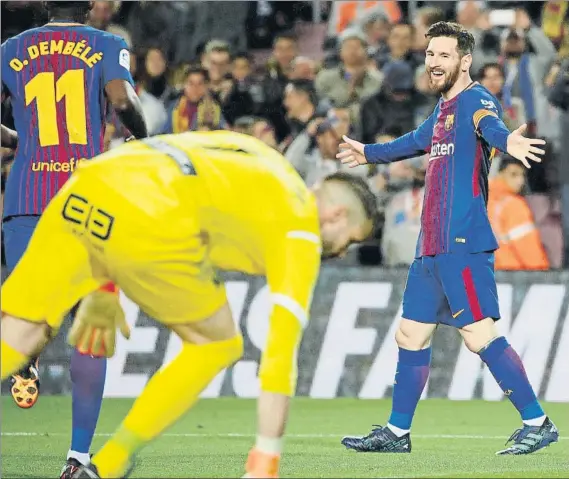  ?? FOTO: PEP MORATA ?? Messi volvió a impartir una clase magistral con tres goles al Leganés que acercan al Barça a un nuevo título de Liga y a él al Pichichi y a la Bota de Oro