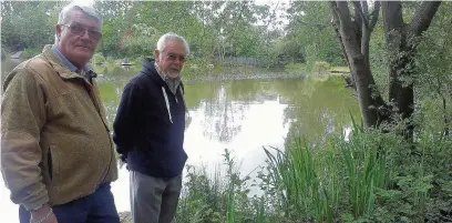  ??  ?? Reddish Angling Club members Barry Dunworth and Colin Howe at Jackson’s Pond