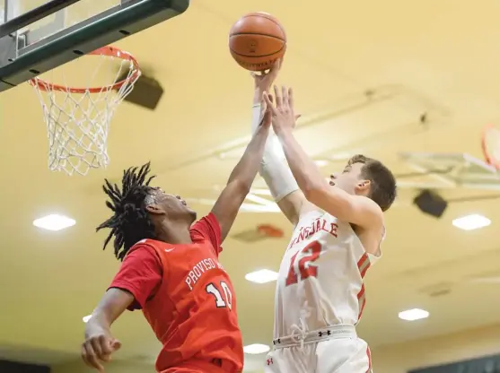  ?? KIRSTEN STICKNEY/SUN-TIMES ?? Hinsdale Central’s Ben Oosterbaan (right, shooting over Drake Washington) is 13 points away from breaking the program’s single-season scoring record.