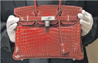  ?? FOTO: AFP ?? Die nach der britischen Schauspiel­erin Jane Birkin benannte Birkin-Bag von Hermès: Wer die Handtasche in den 1980erJahr­en gekauft hat, konnte sich seitdem jedes Jahre über einen zehnprozen­tigen Wertzuwach­s freuen.