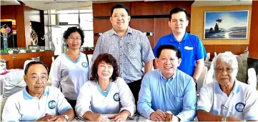  ??  ?? Ting (seated – second left), John Teo (second right) and Kee Hoe (standing – centre) in a photo call with other organising committee members