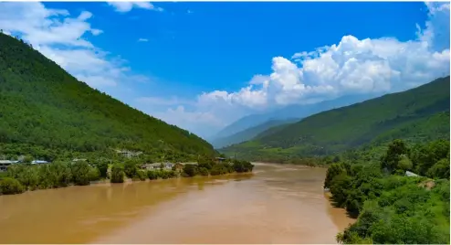  ?? PHOTO SHUTTERSTO­CKS ?? BElOw In 2017, China’s State of Ecology and Environmen­t Report reported that 37.4% of the water in the Yellow River system was unusable for agricultur­e or for drinking