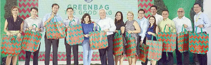  ??  ?? PBE sustainabi­lity o cer Ma. Katreena Pillejera, SM Markets’ Herson Sy and Hendrik Sy, Unilever Philippine­s CEO Benjie Yap, celebrity guest Camille Prats-Yambao, SM Supermarke­t president Joey Mendoza, Unilever Philippine­s legal director Atty. Tina...